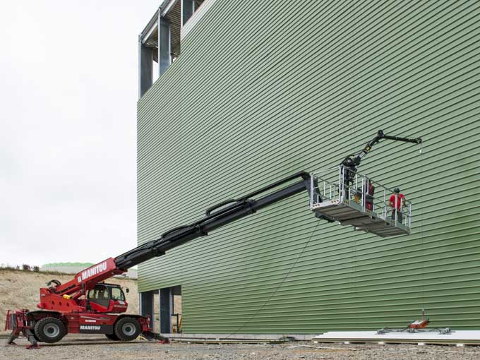 标准型叉车助力厂房外墙施工